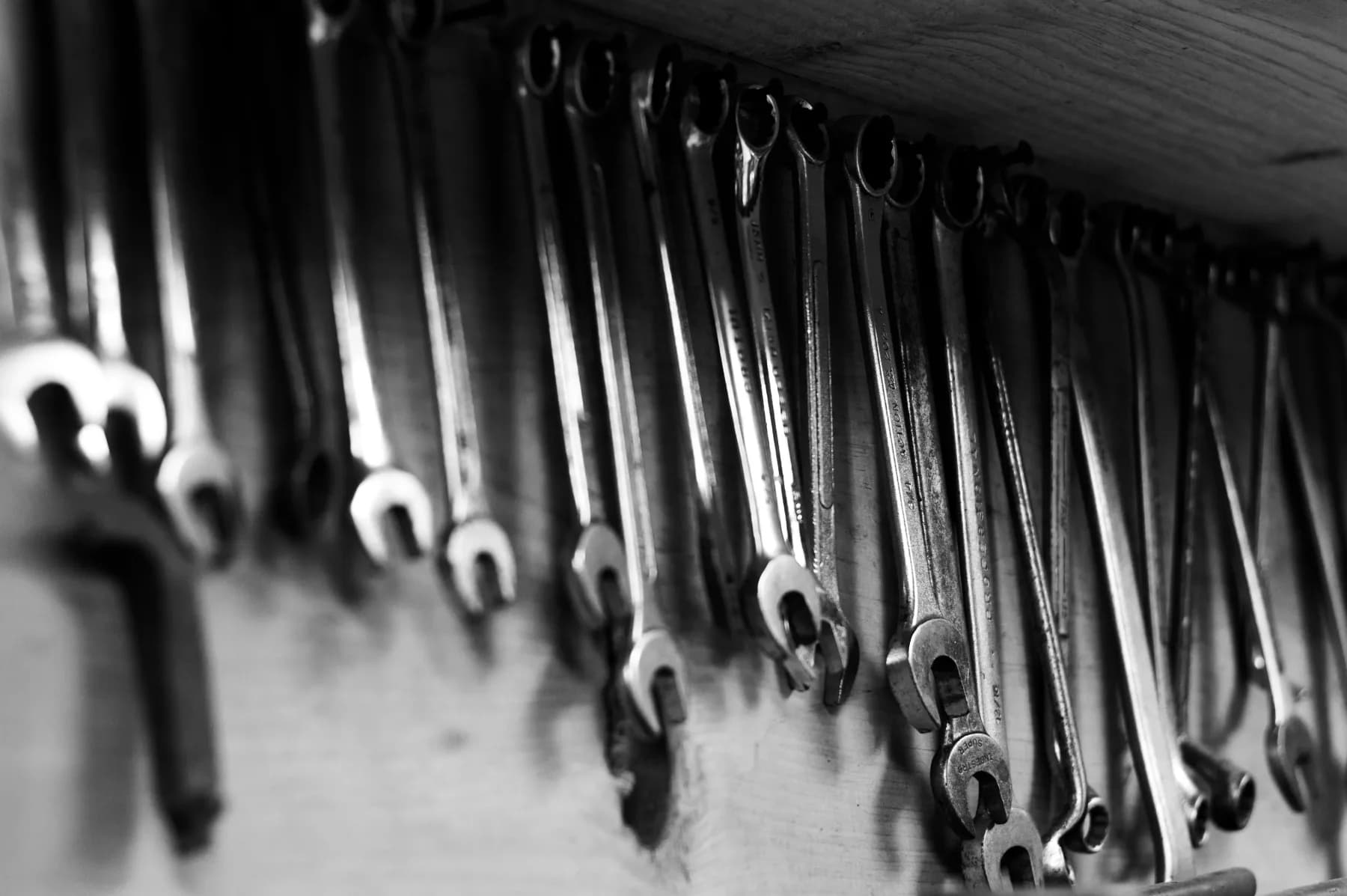 Ringsteeksleutels aan de wand van de werkplaats